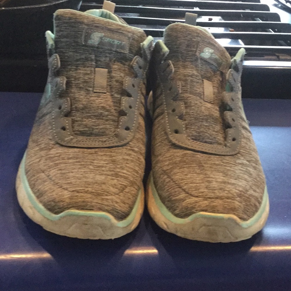 Hi I am selling these shoes